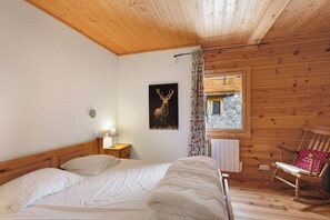 3 bedrooms - Chalet le Cerf - 3 Bedrooms, South-Facing Terrace with Stunning View, 1 km from Slopes (Les Angles)