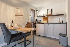 Kühlschrank, Mikrowelle, Wasserkocher mit Kaffee-/Teezubehör