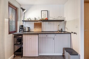 Fridge, microwave, coffee/tea maker, electric kettle - Apartment 'Maxi' with Shared Terrace, Shared Garden and Wi-Fi (Bad Sachsa)