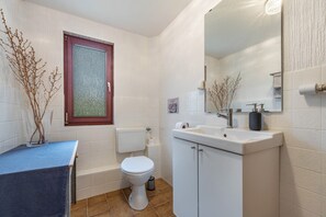 Douche, sèche-cheveux, serviettes fournies