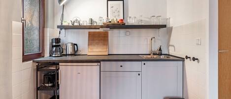 Kylskåp, mikrovågsugn, kaffe- och tebryggare och vattenkokare