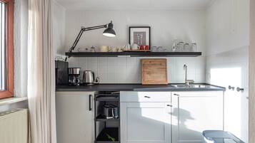 Kylskåp, mikrovågsugn, kaffe- och tebryggare och vattenkokare