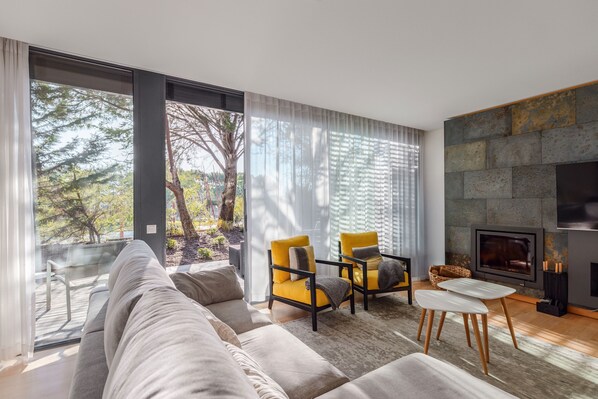 TV, fireplace - Tróia Villa Paradise with Private Pool, Wi-Fi and Air Conditioning (Tróia)