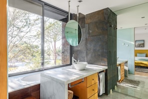 Suihku, hiustenkuivaaja, pyyhkeet