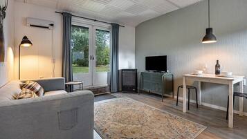 Een televisie en een open haard