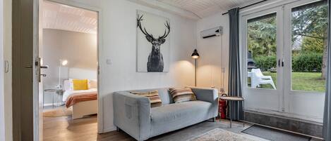 Televisión y chimenea