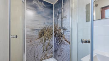 Dusche, Haartrockner, Handtücher