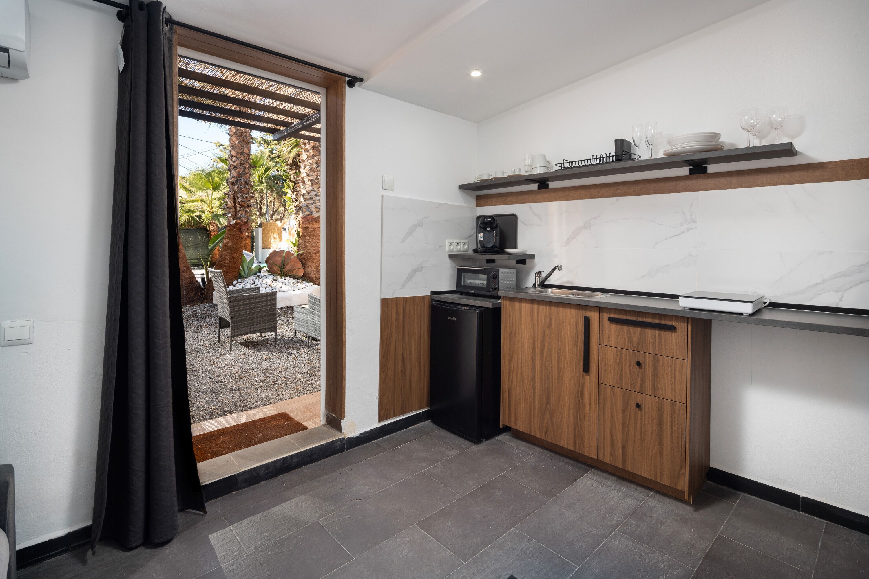 Fridge, oven, stovetop, coffee/tea maker