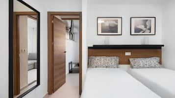 Tabla de planchar con plancha, wifi gratis y ropa de cama