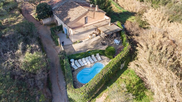 An aerial view of a house with a swimming pool, surrounded by a garden and a dirt path. - Country House 'Cal Contra' with Mountain View, Private Pool and Wi-Fi (Gelida)