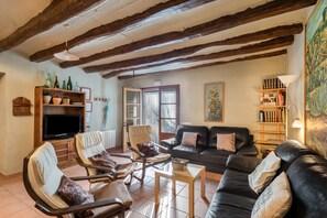 Televisión y chimenea 