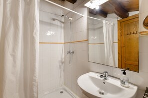 Shower, free toiletries, hair dryer, towels - Country House 'Cal Contra' with Mountain View, Private Pool and Wi-Fi (Gelida)