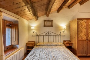 5 bedrooms, free WiFi, bed sheets - Country House 'Cal Contra' with Mountain View, Private Pool and Wi-Fi (Gelida)