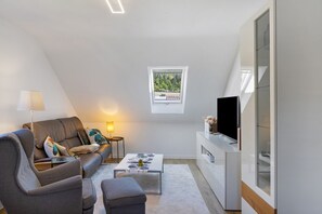 TV - Holiday Apartment 'Kleinbreitenbach 2' with Mountain View and Wi-Fi (Plaue)