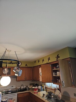 Private kitchen - Lakeside cabin, listen to the water splash on the Shoreline of Lac Vieux Desert (Phelps)