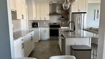 Geladeira, micro-ondas, fogão, cooktop