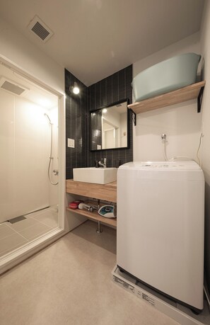 Een douche, een haardroger, een bidet, handdoeken