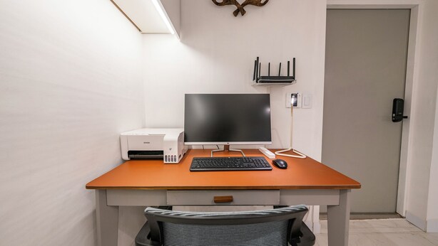 Un escritorio moderno con una computadora, teclado y ratón.
