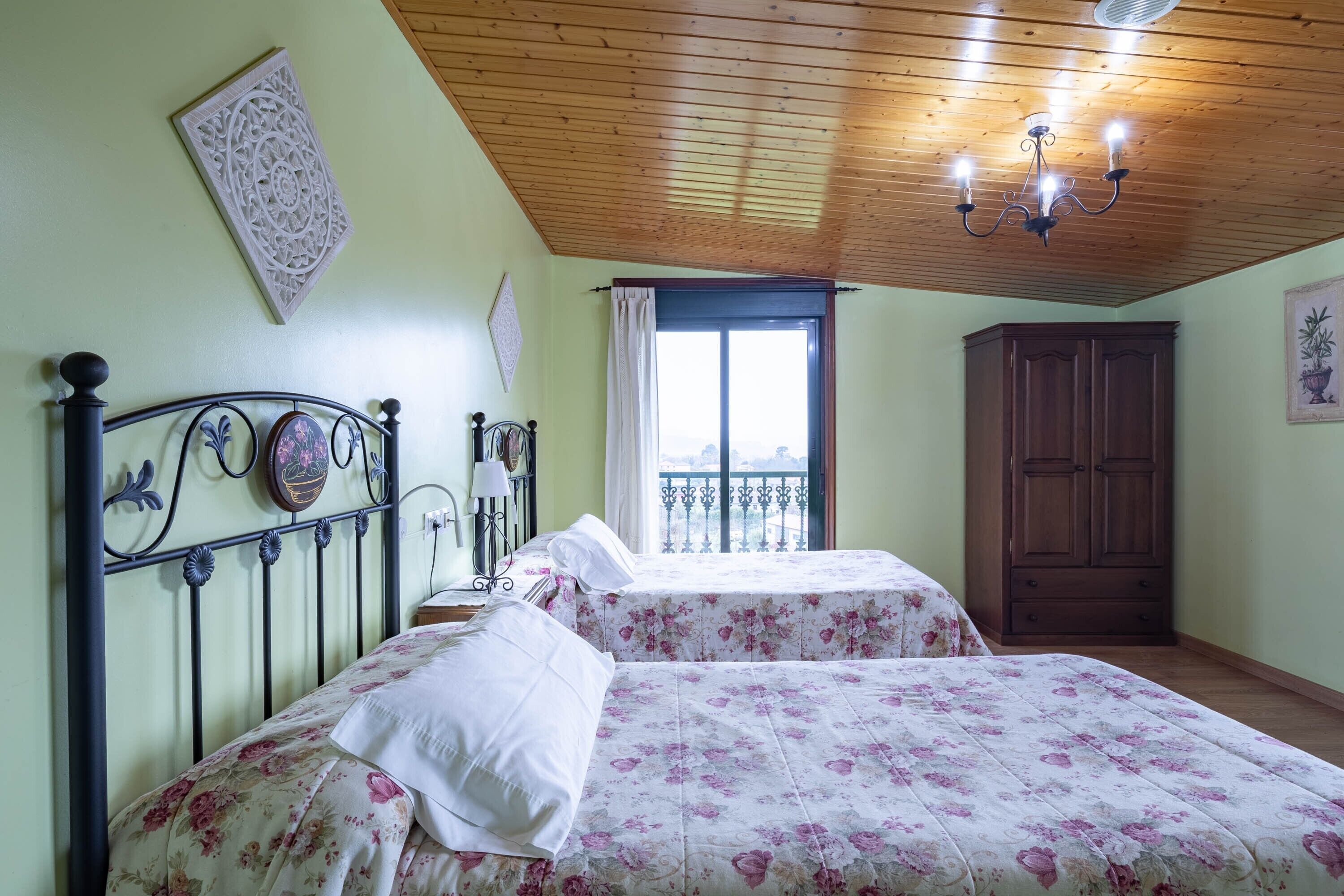 5 bedrooms, iron/ironing board, free WiFi, bed sheets