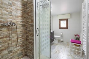 Douche, sèche-cheveux, serviettes fournies