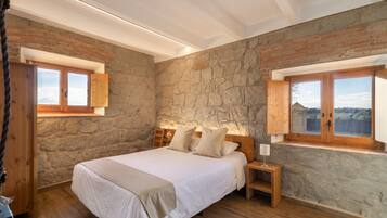 10 bedrooms, iron/ironing board, WiFi (free), bed sheets