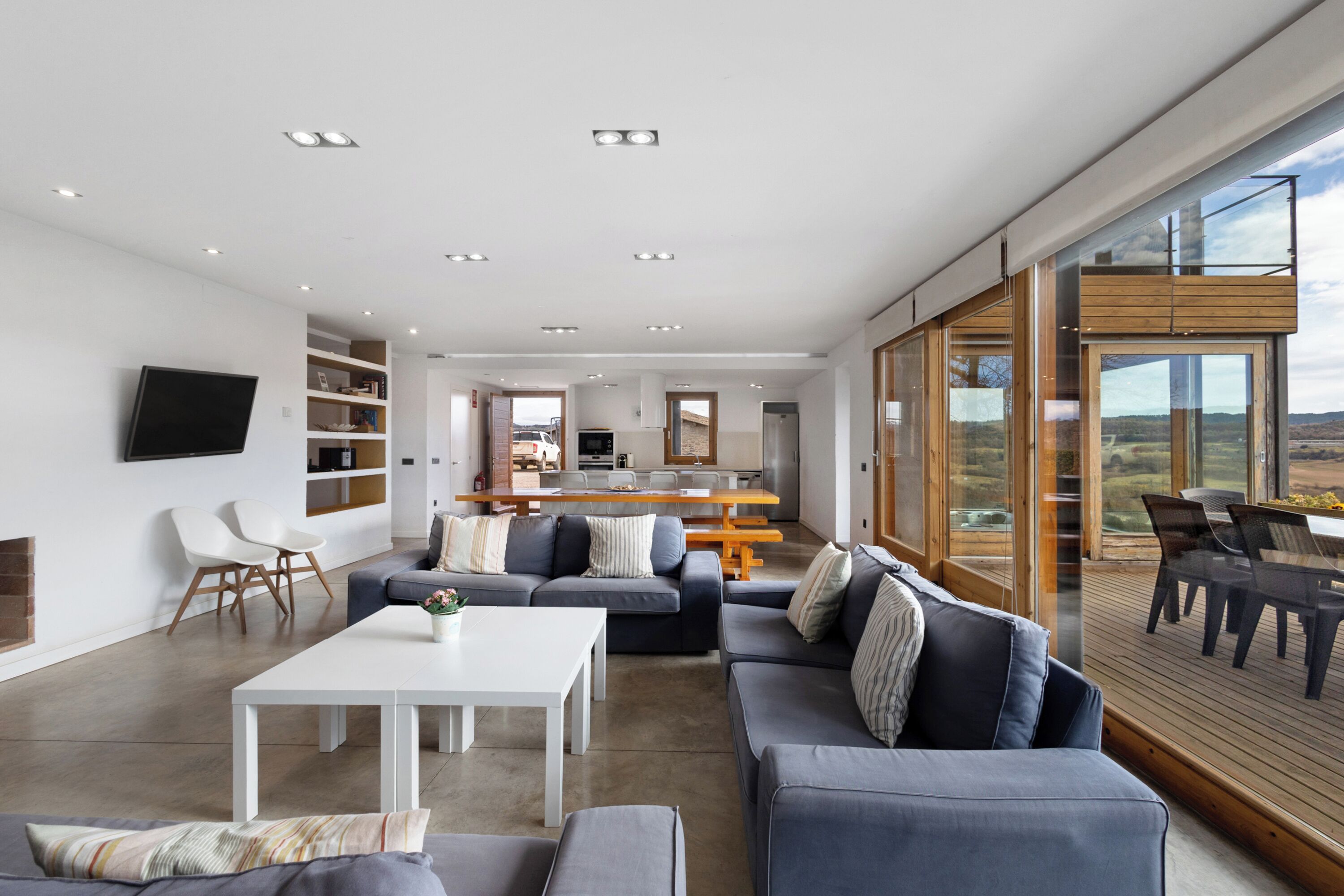 Televisio, takka, DVD-soitin, pöytätennispöytä