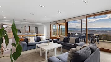 Televisión, chimenea, reproductor de DVD, mesa de ping pong