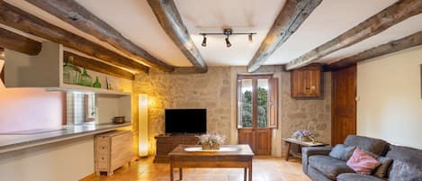 TV, lareira, DVD player, mesa de pingue-pongue