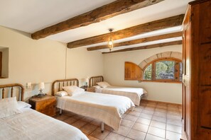 6 bedrooms, free WiFi, bed sheets