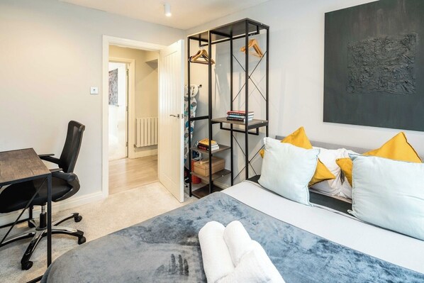 2 habitaciones, tabla de planchar con plancha, wifi y ropa de cama