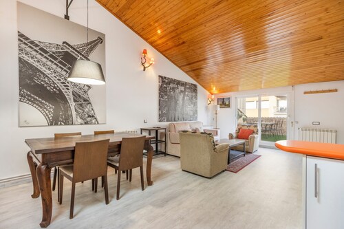Appartement 'Tremp' avec vue sur la montagne, Wi-Fi et climatisation