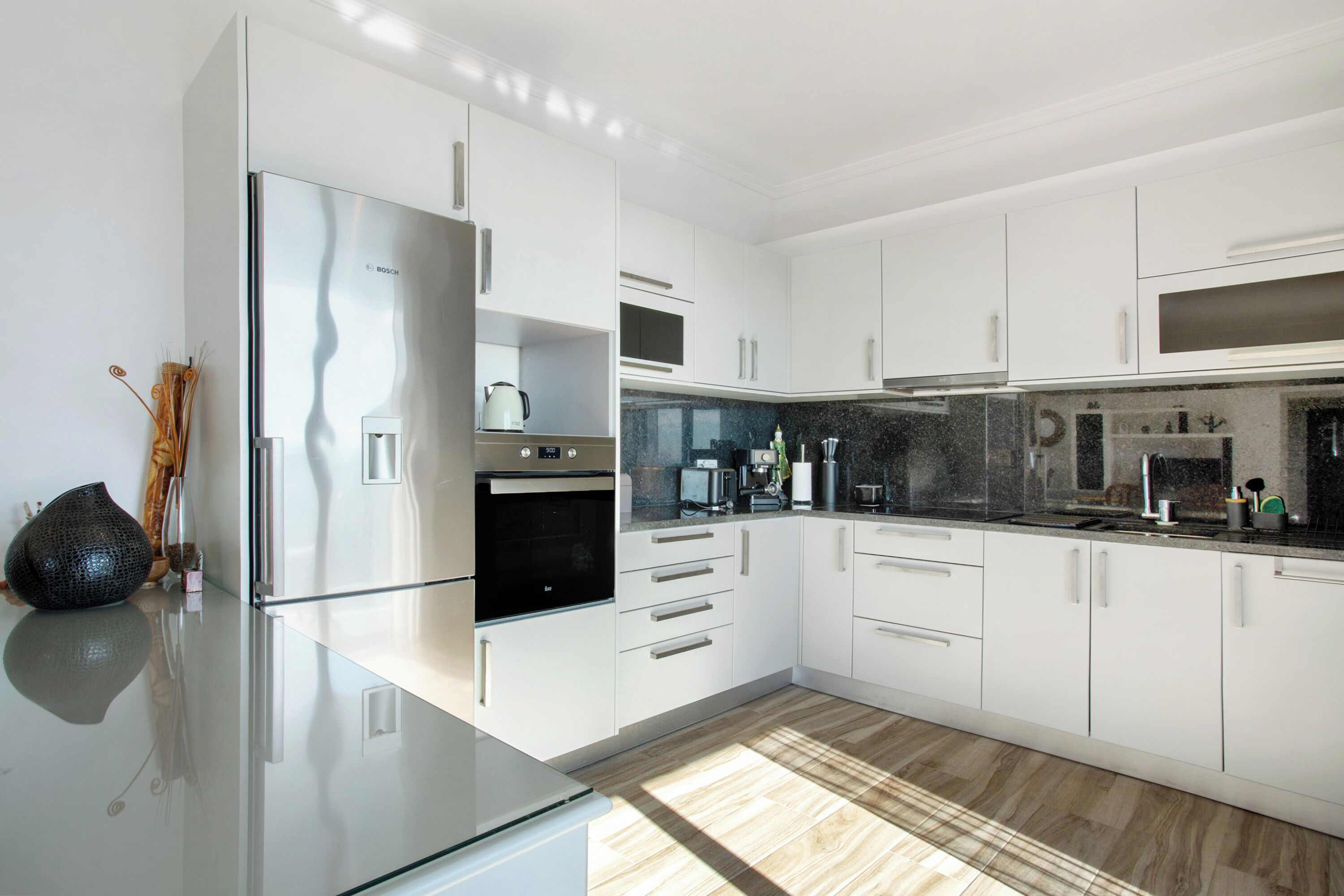 Fridge, oven, stovetop, coffee/tea maker