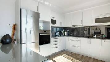 Fridge, oven, stovetop, coffee/tea maker