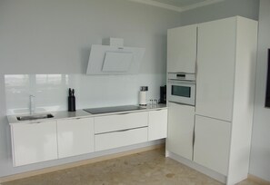 Kühlschrank, Mikrowelle, Herdplatte, Wasserkocher mit Kaffee-/Teezubehör