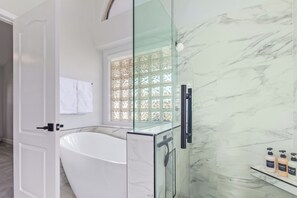 Sèche-cheveux, serviettes fournies, savon, papier toilette