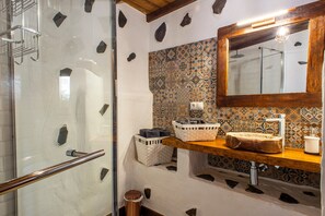 Shower, hair dryer, towels - Vacation Home 'Casa Rural El Majano' with Mountain View, Private Pool and Wi-Fi (Moya)