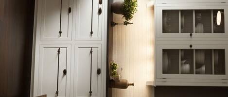 Kylskåp, mikrovågsugn, ugn och spishäll