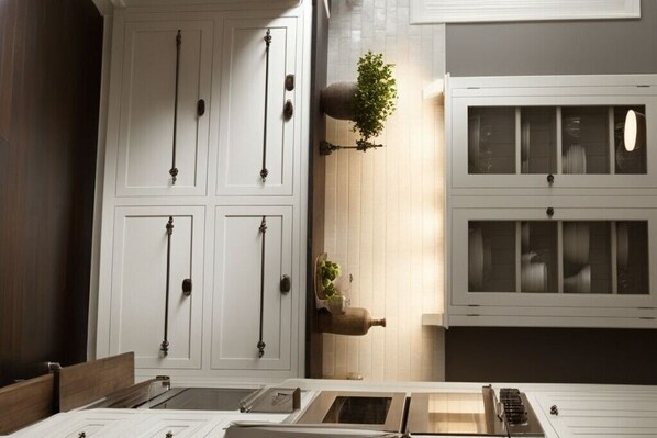 冷蔵庫、電子レンジ、オーブン、コンロ