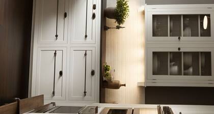 Charming 2-bedroom cottage with WiFi, AC in serene Miller Beach, IN