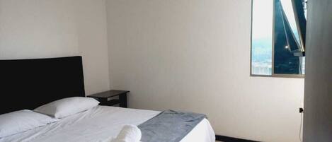 2 chambres, fer et planche à repasser, Wi-Fi, draps fournis