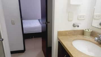 SĂšche-cheveux, serviettes fournies, savon, papier toilette