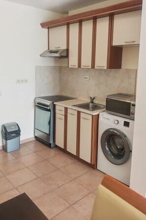 Cafetera y tetera, refrigerador, microondas y horno