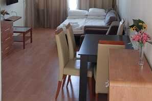 2 chambres, fer et planche à repasser, Wi-Fi, draps fournis