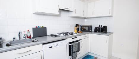 Frigorífico, microondas, horno y placa de cocina