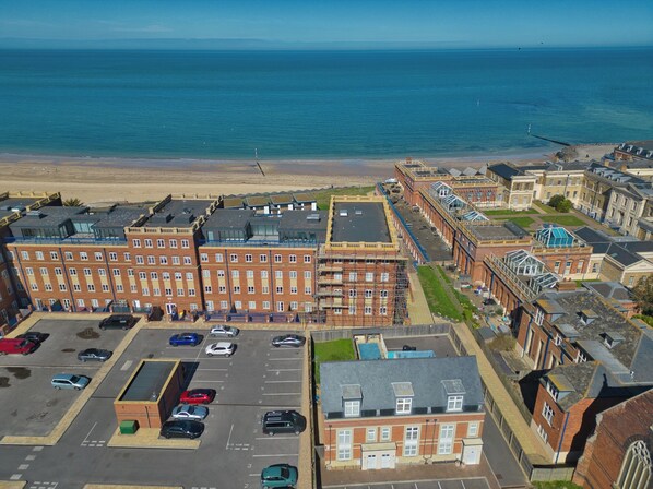 Exterior - Beach, Dreamland, Restaurants nearby- sunny garden (Margate)