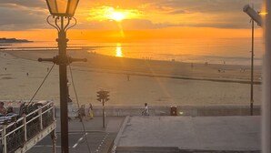 Una platja amb un capvespre, un fanal i un semàfor.