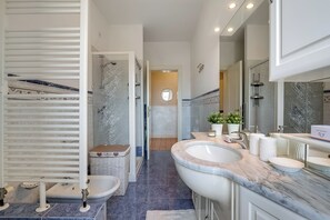 Shower, bidet, towels - Maderno Sweet Home, Toscolano Maderno, Italy (Toscolano Maderno)