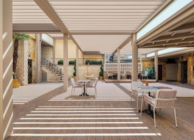 Ein Terrassenbereich im Freien mit Holzboden, Metallmöbeln und einem Hängesessel.