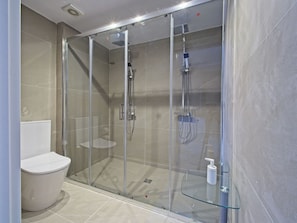 Phòng Suite, bồn tắm thủy lực (Habitacion con jacuzzi IV) | Phòng tắm | Buồng tắm vòi sen, vòi sen phun mưa, đồ dùng nhà tắm miễn phi ́ 