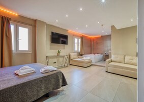 Suíte, banheira de hidromassagem (Habitacion con jacuzzi IV) | Cofres nos quartos, cortinas blackout, ferros/tábuas de passar roupa